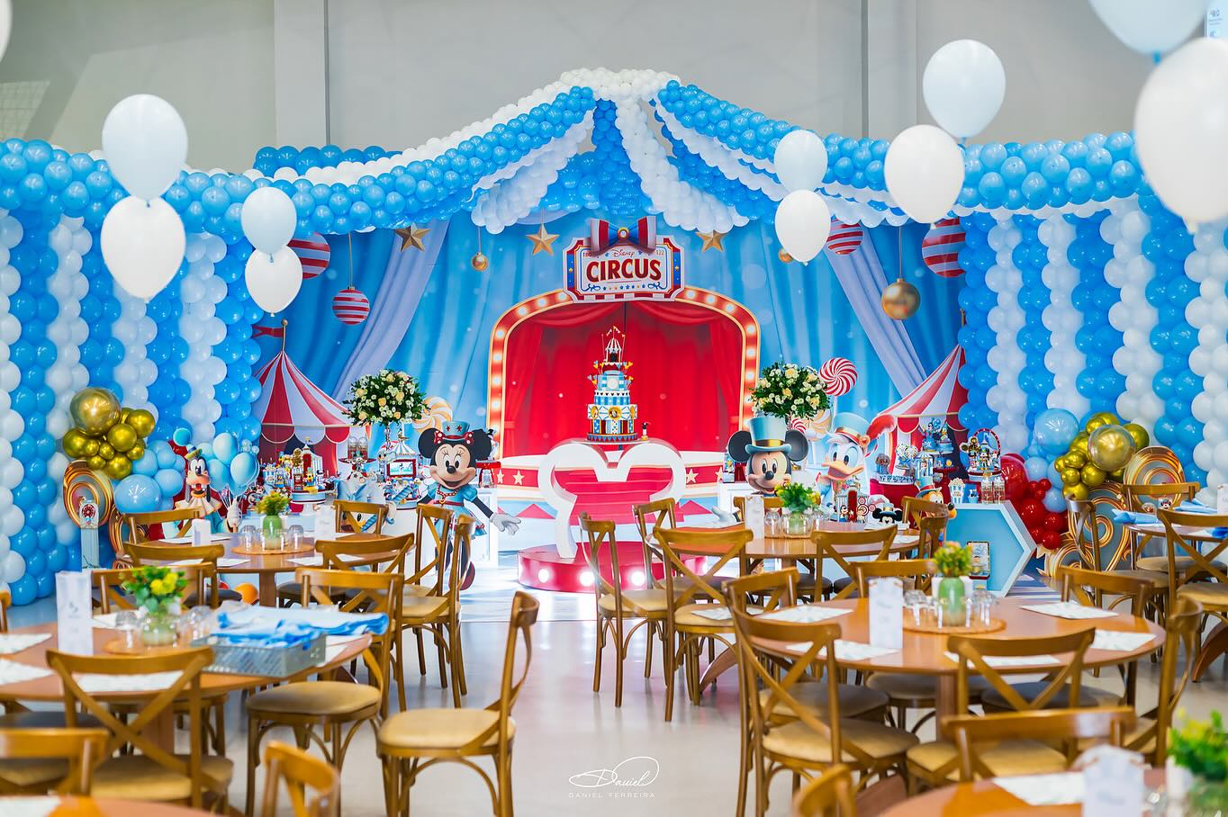 Ambiente decorado com balões